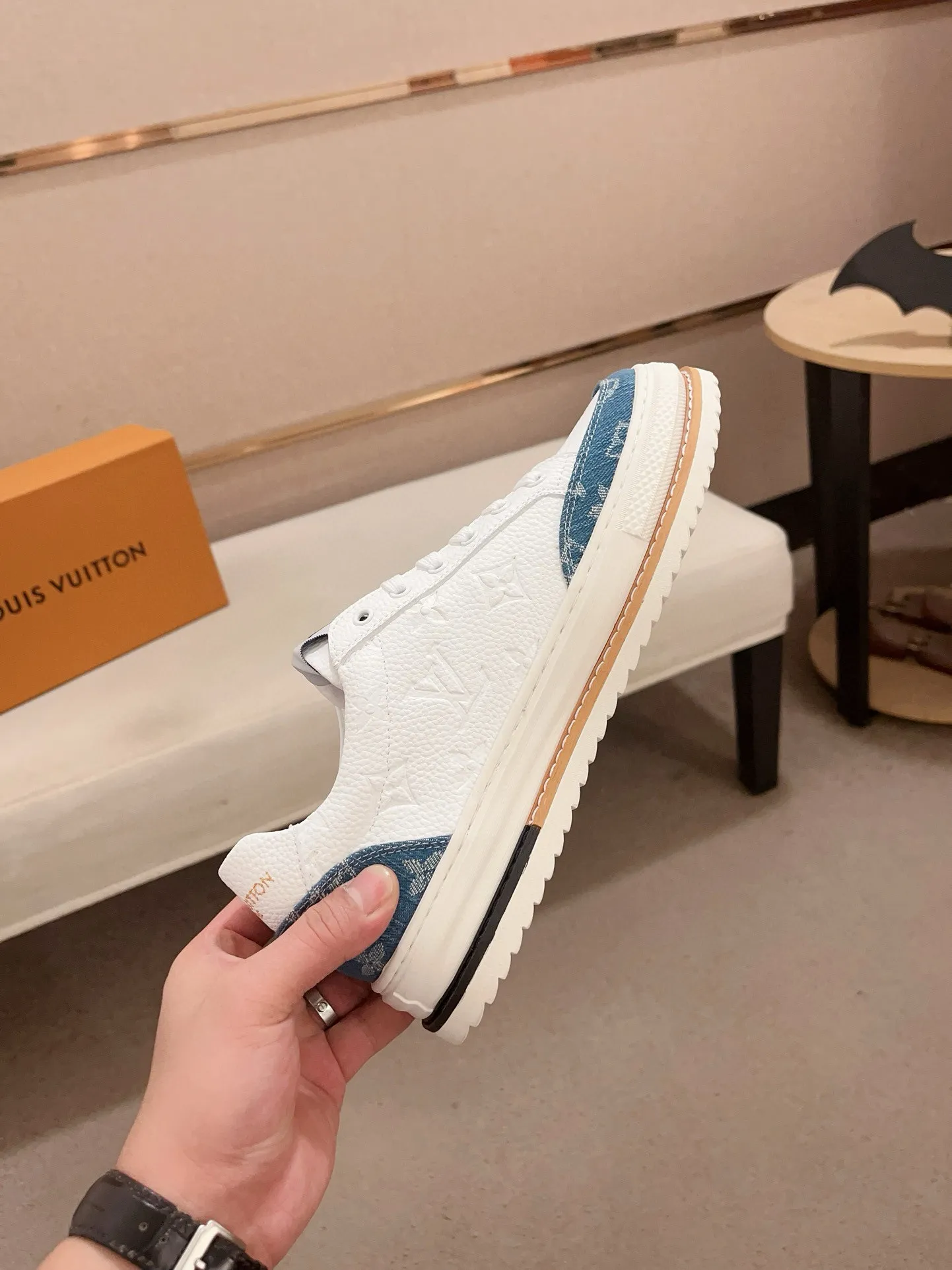 Men's shoes💰 400💰Louis Vuitton (Louis Vuitton/LV) top 🔍🔍 new models are on sale at the same time, the upper 🇮🇹 imported first-layer cowhide from Italy, fully imported sheepskin lining 💪💪, completely 1⃣️ to 1 ⃣️Re-engraved🇮🇹💪💪, ⚠Sole: The original sole is specially provided by the original factory, the exclusive movable molded sole is super comfortable, ⚠The original factory follows the order, 🔍🔍high quality, you can enter and exit the counter at will, welcome to compare⚠. Code number: 38-44. Can be customized for 45 non-refundable!